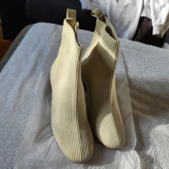 CUSHIONAIRE Women's Neely Stretch bootie Ivory size 9Wide - Picture 3 of 5